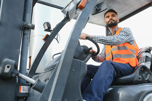 Operario en carretilla frontal
